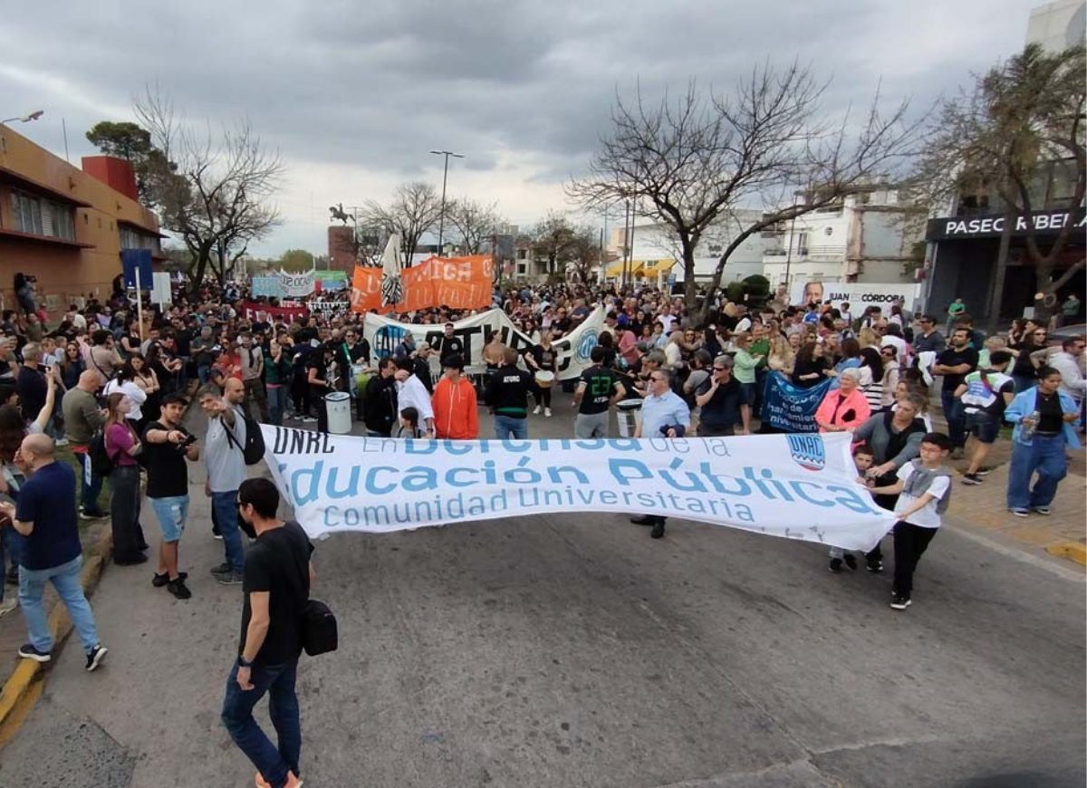 Río Cuarto marchó con fuerza contra el veto presidencial a la ley universitaria - imagen 2